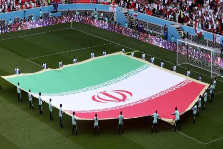 เกร็ก เบอร์ฮอลเตอร์ ผู้จัดการทีมสหรัฐอเมริกา ออกมาขอโทษหลังจากมีการใช้ธงชาติอิหร่านในเวอร์ชันที่แก้ไขแล้วในโพสต์โซเชียลมีเดียโดยทีมชาติสหรัฐฯ